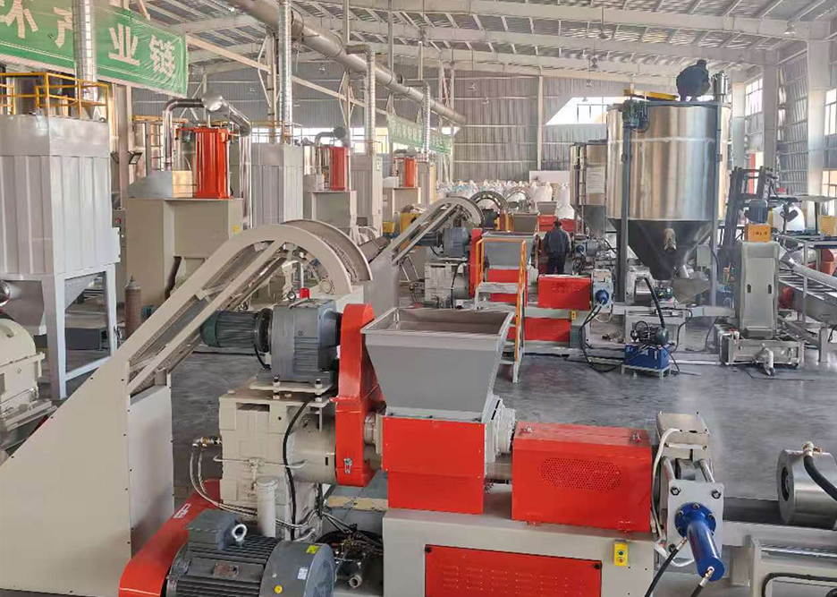 PE填充母粒生产线现场