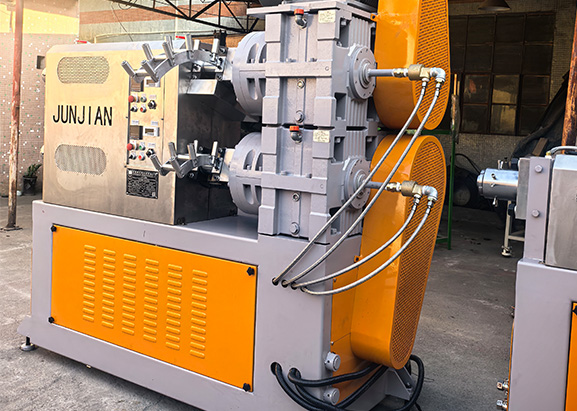 橡胶挤管机整机实拍2