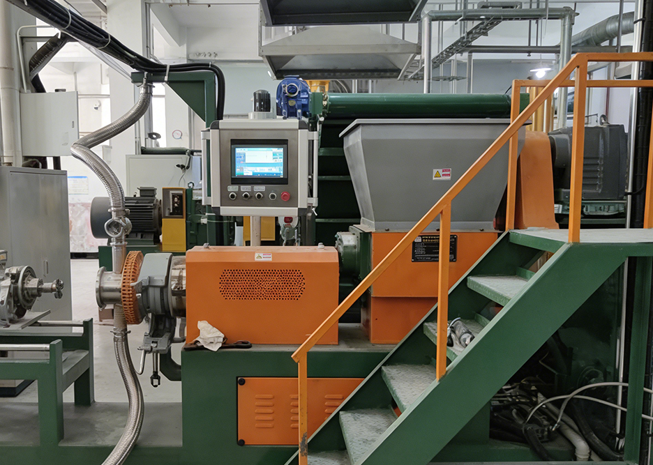 EVA鞋材造粒生产线安装现场