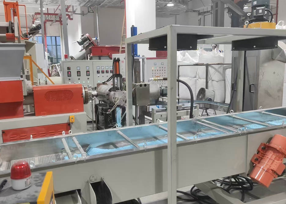PE填充母粒生产线现场
