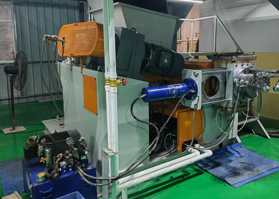 橡胶过滤出片生产线设备实拍